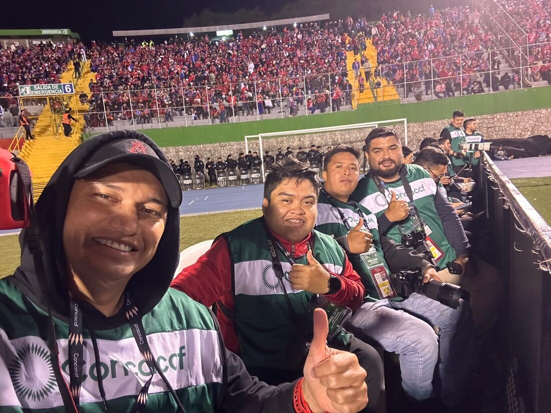 Junto a colegas fotógrafos en la final de la Copa Centroamericana