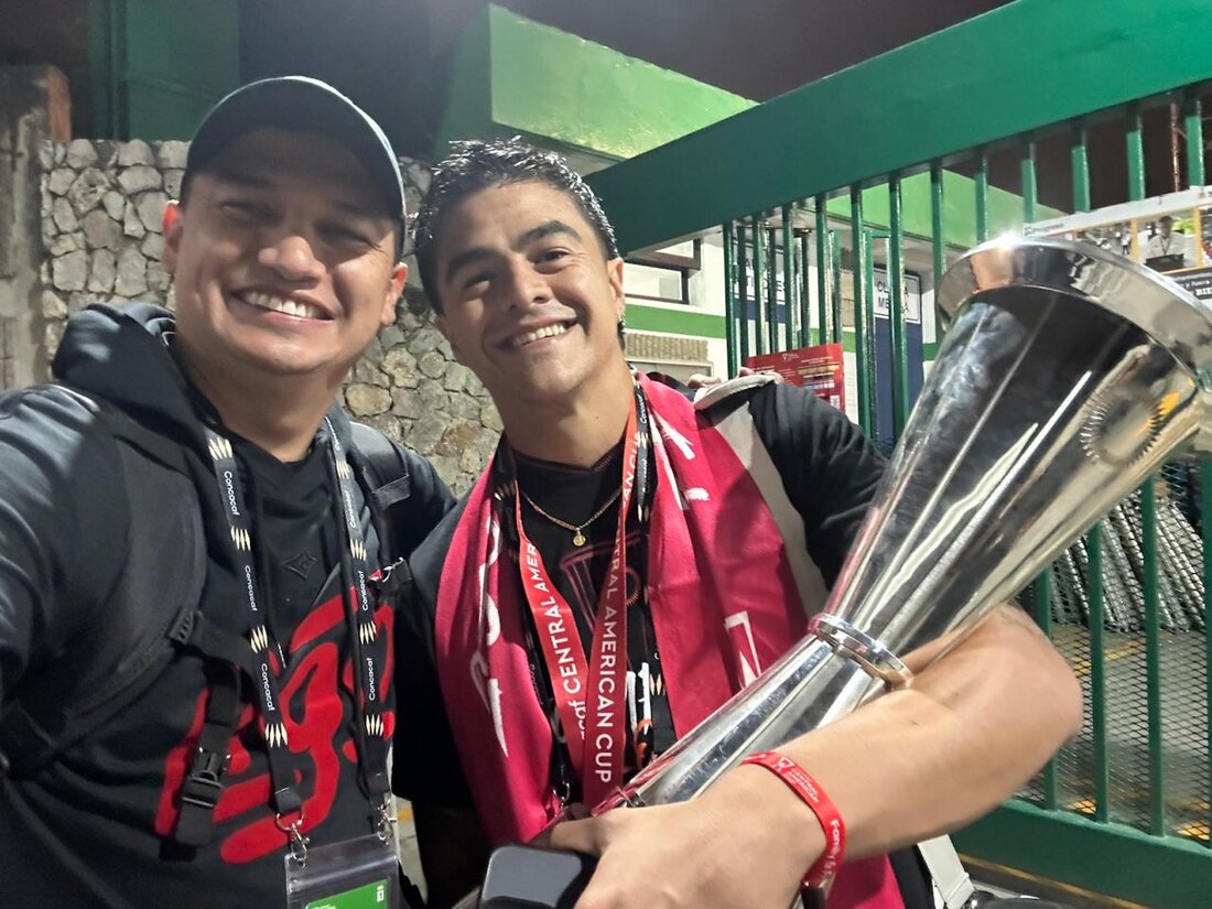 Con Diego Campos y la copa del tricampeonato centroamericano