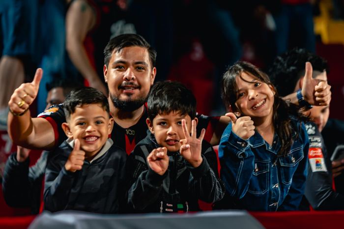 Jugadores y afición en el estadio, foto de ejemplo escaneada por el reconocimiento facial