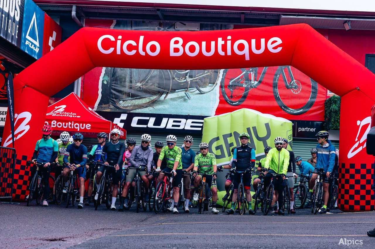 Salida del GFNY Day Ride bajo el arco de Ciclo Boutique, San José