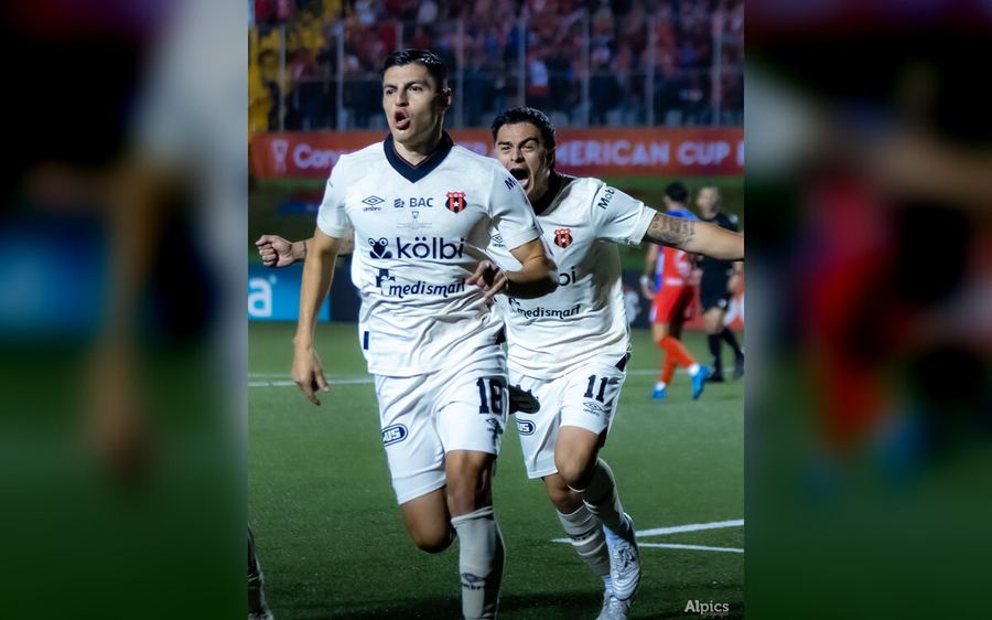 Jugadores celebrando un gol — cobertura Alpics