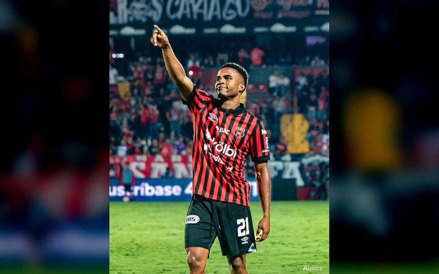 Jugador señalando a la gradería — foto en alta definición