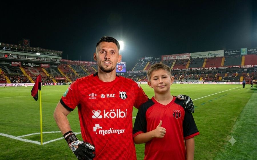 Aficionado junto a su ídolo en el estadio